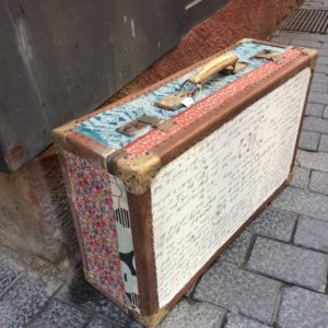 Maleta antigua de madera