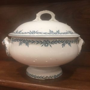 Sopera francesa con cenefa verde muy fina