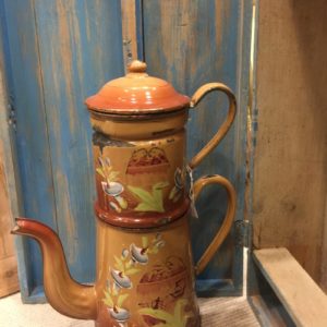 Cafetera esmalte antigua,con relieve dorado