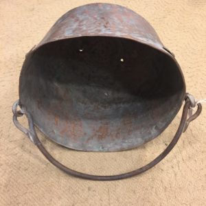 Vieja olla de cobre perforada